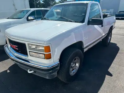 1996 GMC K1500 Selling a Reg Cab Short Box 4x4 White Exterior 350ci 5.7L / 4L60E / Push button 4WD S...