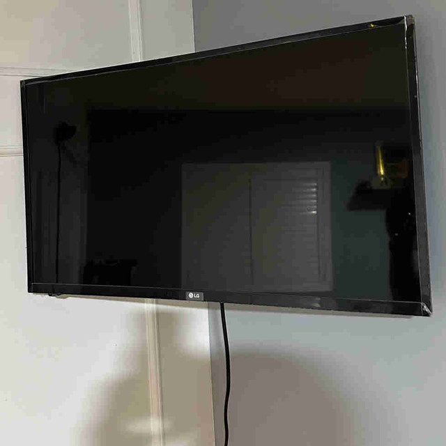 LG 32” LCD TV For Sale in TVs in Hamilton