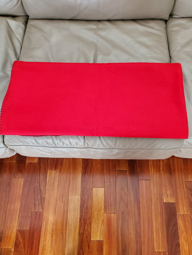COUVERTE NEUVE ROUGE LAINE POLYESTER ULTRA-DOUCE 4x5 PIEDS$10.00 dans Lits et matelas  à Longueuil/Rive Sud