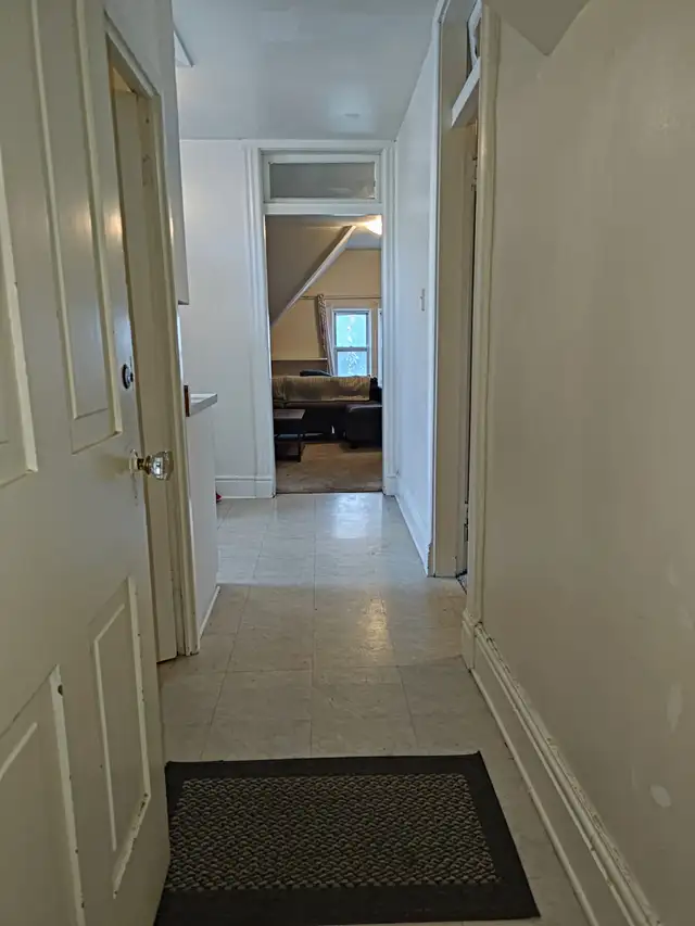 Spacious Downtown Unit – All Utilities & Parking Included!