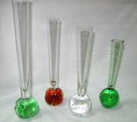 QUATRE PETIT VASE A FLEUR EN VERRE // FOUR SMALL GLASS BUD VASES