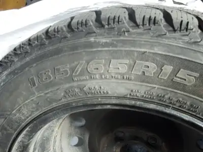 Pneu Kelly ( Winter Access ) Excente condition environ 15,000 kilo était sur un Hyunday Venu. Les ro...