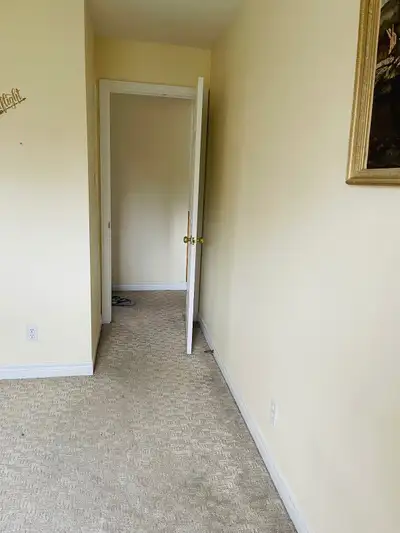 A private room available in 3 bedroom house near to sunrise plaza and highland hills mall. Closed to...