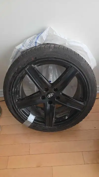 Ensemble de 4 jantes en alliage noir mat montées sur pneus Yokohama d'hiver 225/40R19 utilisé pendan...