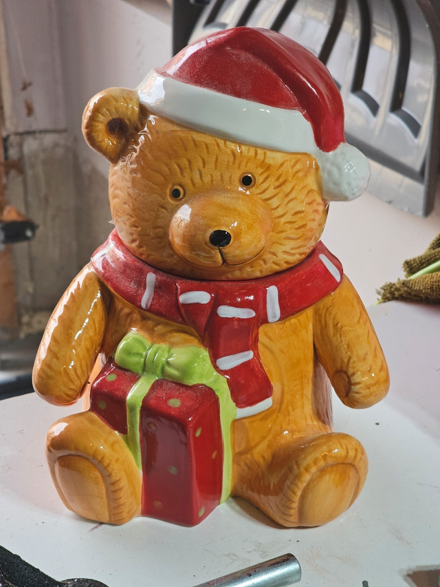 Bear shaped cookie jar in Arts & Collectibles in Markham / York Region