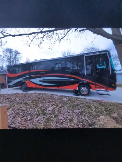 2003 40' Holiday Rambler Endeavour diesel pusher. Over $40k spent on renovations and updating. 330 h...