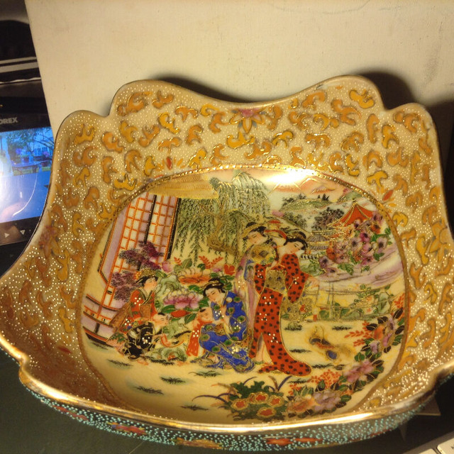 Antique Beautiful and Large Royal Satsuma Bowl in Arts & Collectibles in Vancouver - Image 2