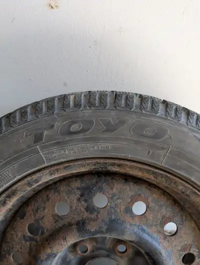 Ensemble de 4 pneus d’hiver Toyo Observe 205/55 R16 montés sur jantes en acier (5 × 114.3) * Toujour...