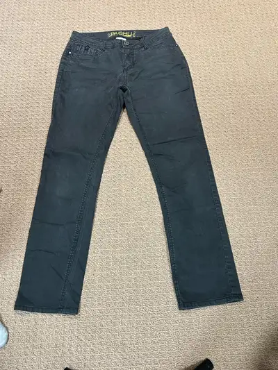 women's black jeans in size 8 are a stylish and comfortable addition to any wardrobe. These jeans ha...