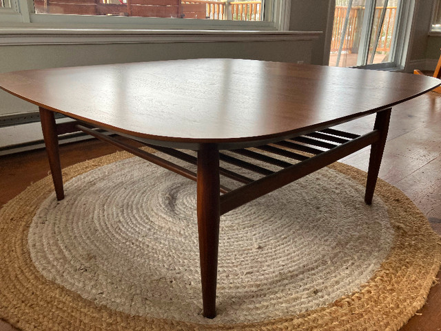 Table basse en noyer design / mid-century modern coffee table dans Tables basses  à Shawinigan - Image 2