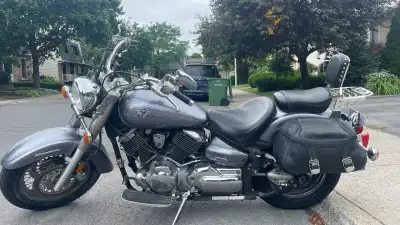 100 000 Km, 1100 cc, pneus neuf, freins, valves et toutes les huiles, filtre à air changés en Juin)....