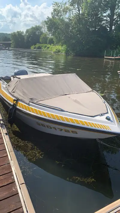 Bateau 17 pieds très bonne condition avec remorque Yamaha hors bord 115 hp Toit bimini neuf Open dec...