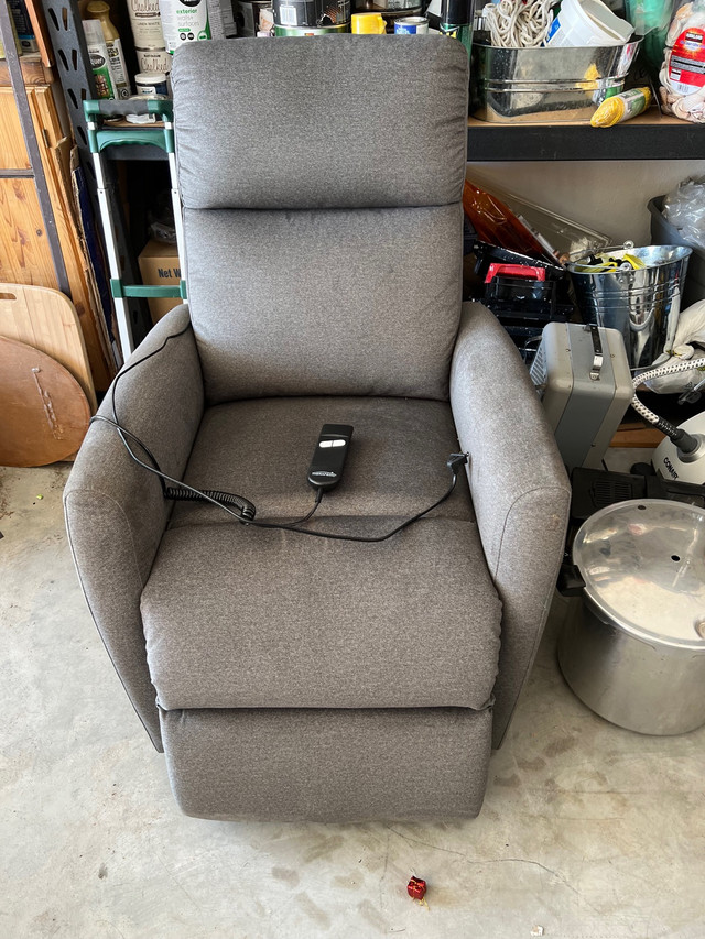 Lift recliner for sale in Chairs & Recliners in Grande Prairie - Image 3