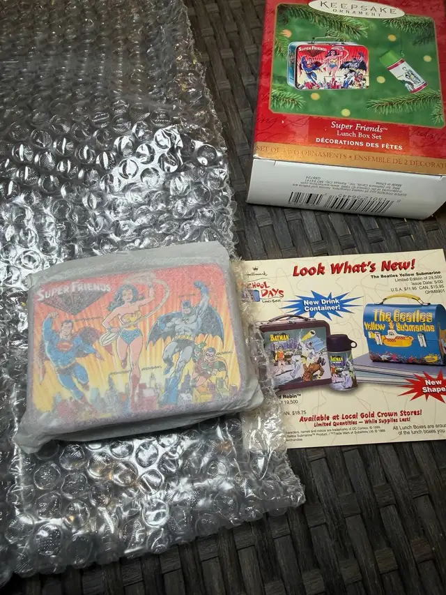 Hallmark Keepsake DC Comics Lunch Box Set featuring Wonder Woman in Arts & Collectibles in Mississauga / Peel Region - Image 3