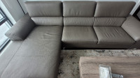 Grand fauteuil gris en cuir // Large grey leather sofa