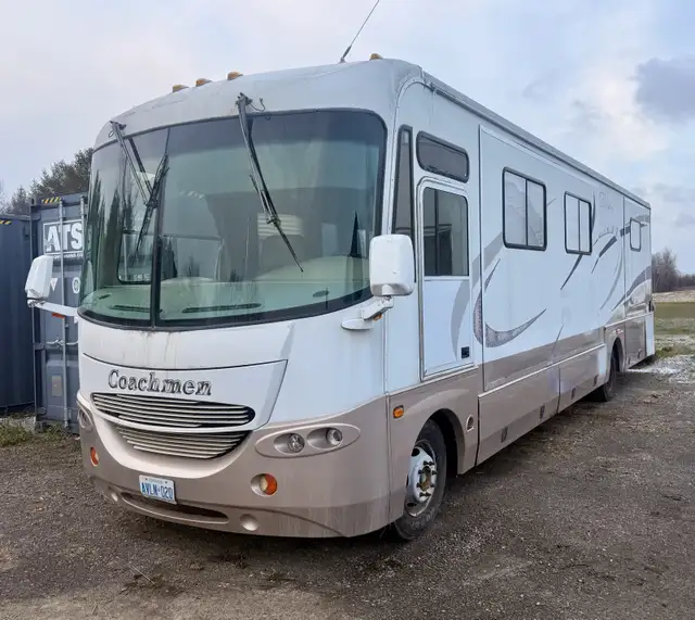 Class A Motorhome • Coachmen Aurora • Ford V10 • 2 Slides • RV / in RVs & Motorhomes in Laurentides - Image 2