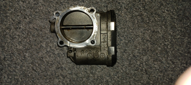 Un Bosch Throttle  Body pour Saab 9.3 V6 2.8T no.12574130 dans Moteur, Pièces de Moteur  à Sherbrooke - Image 3