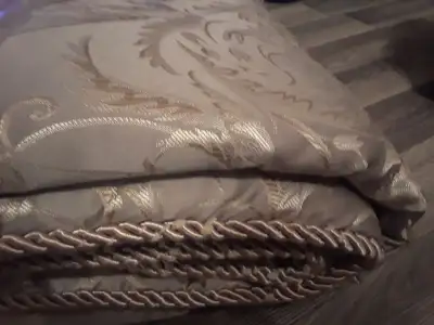 Queen size quality comforter, View more