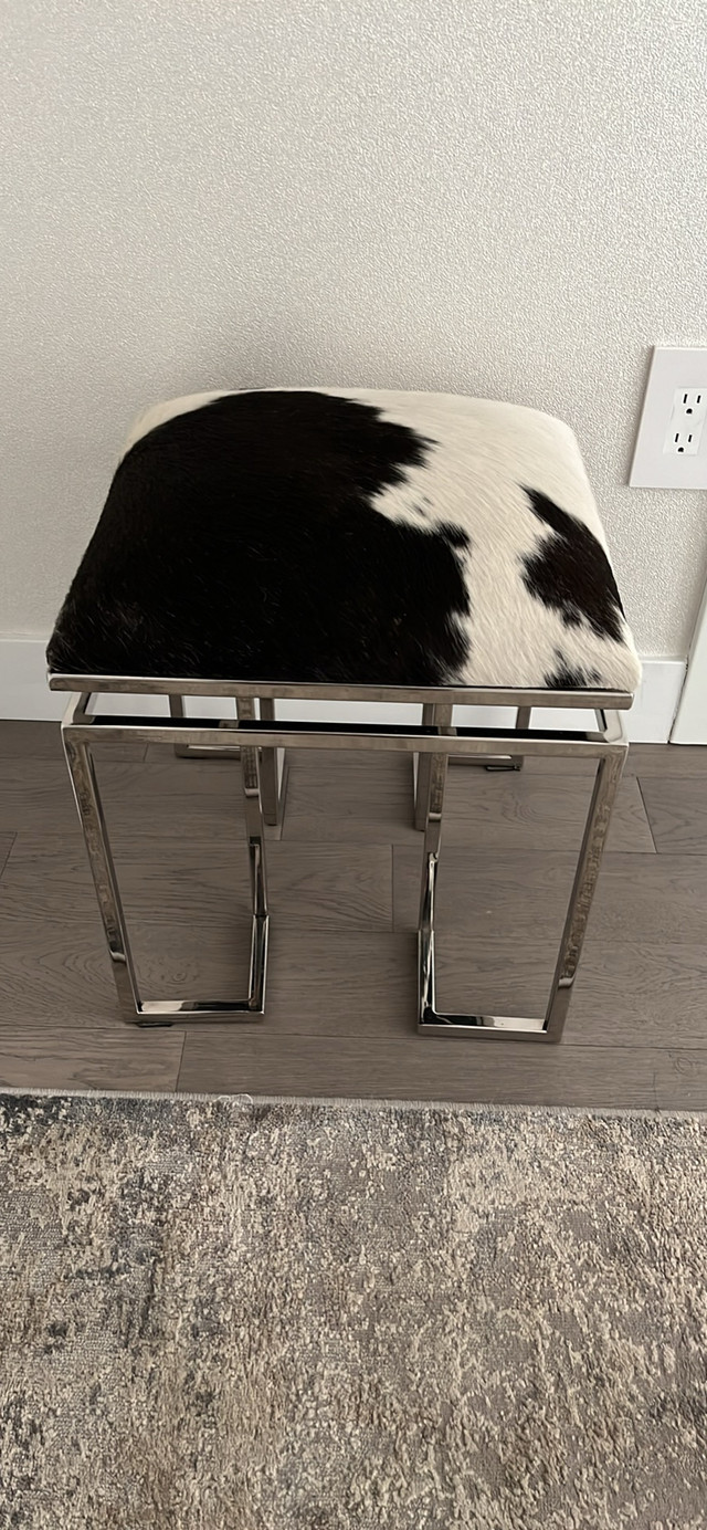 NEW. Genuine cowhide stool. Vance en peau de vache.  dans Chaises, Fauteuils inclinables  à Ville de Montréal - Image 3