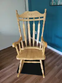 Chaise bercante à vendre en bois massif