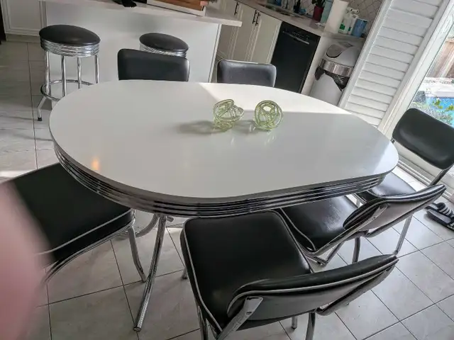 Retro kitchen table in Dining Tables & Sets in Oshawa / Durham Region - Image 3