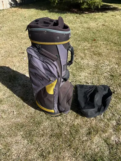 Relatively new golf bag in very good condition.