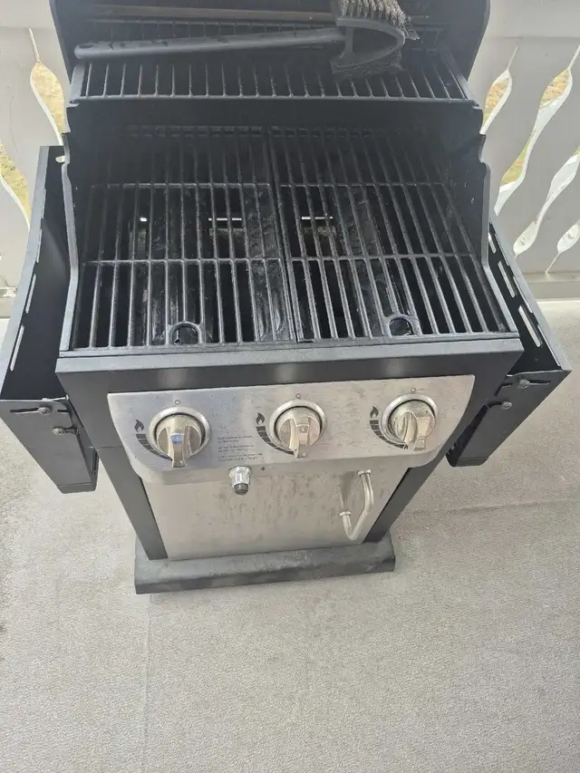 BBQ and table with six chairs  in BBQs & Outdoor Cooking in Kamloops - Image 6