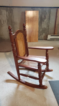 Chaise berçante pour enfant en bois acajou/Rocking chair wood