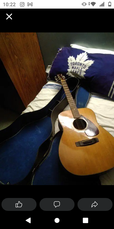 Vintage Yamaha FG-160 Acoustic Guitar and Hard Cover Case in Guitars in City of Toronto - Image 2