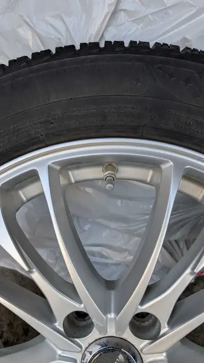Selling a complete set of Michelin X-Ice winter tires mounted on 17" Neuton alloy rims with TPMS sen...