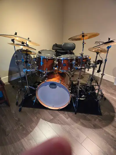 This is a 7 piece set. This includes: 3 mounted toms(8",10",12"),14" snare,2 floor toms(14",16")and...