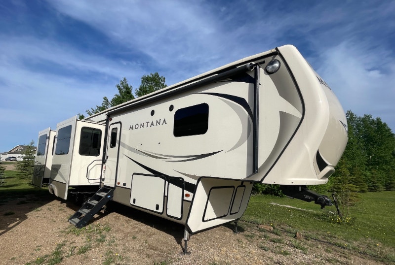 Price Reduced. Luxury 5th Wheel 2018 Keystone Montana 3700LK Travel