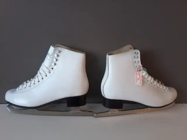 Patins à glace femme (2 pres X 9-9.5/3 pres X 9.5-10)/$40.00 pre in Skates & Blades in City of Montréal - Image 5
