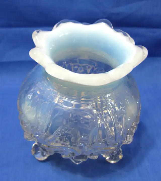 Vase Antique Sowerby  Opalescent "PIASA BIRD" Footed Rose Bowl in Arts & Collectibles in West Island - Image 5