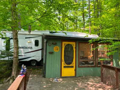 Offrez-vous le calme d’un chalet… sans les coûts! Situé sur le camping du Lac-Lyster, près de Coatic...