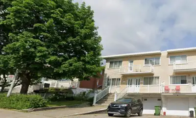 Grande 51/2 haute duplex dans secteur tranquille pres de tous commodites .pour le 1er juillet. Non c...