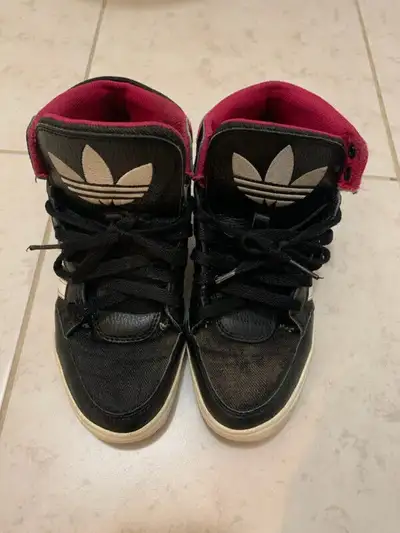 Women's Adidas sneakers size 61/2. $20, View more