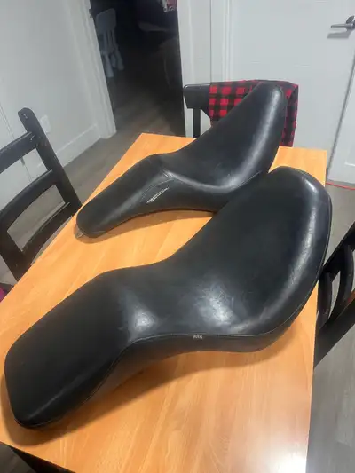 2 seats available to fit 90’s softails, $100 each. 1 is a HD branded seat and 1 is Royal. Both are i...