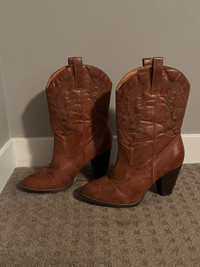 Cowgirl boots with a heel size 9
