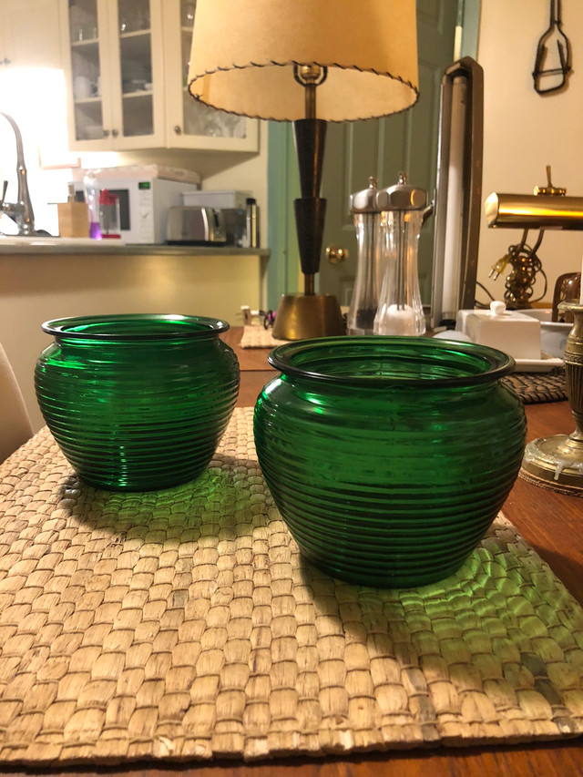 MCM Pair Emerald Green Glass Beehive Humidor/Vase/Planters dans Art et objets de collection  à Ville de Toronto