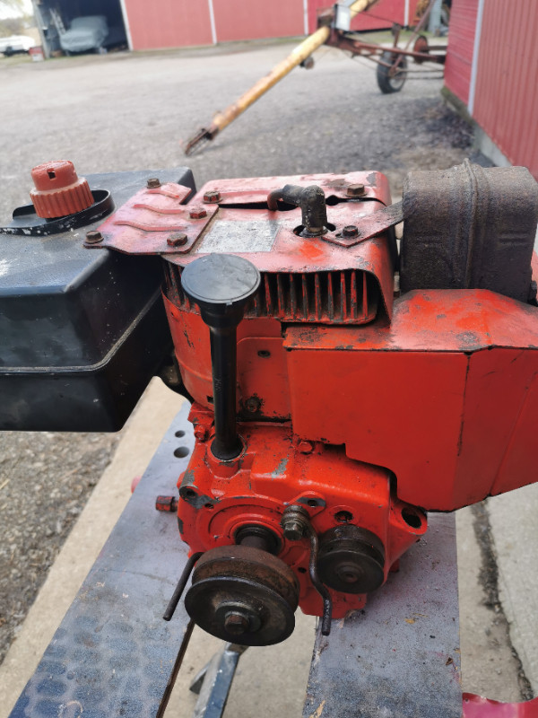 Tecumseh 8hp motor with countershaft in Snowblowers in St. Catharines - Image 2