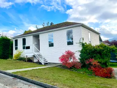 • Bright and spacious upper floor suite in house with high ceilings • New kitchen with stainless ste...