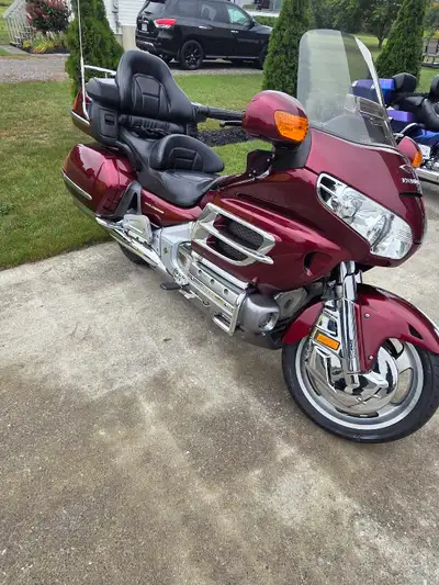 Très belle moto honda goldwing 1800 2005, pneus neuf avant et brake neuf arrière, impeccable,vous po...
