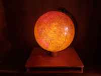Globe terrestre vintage illuminé