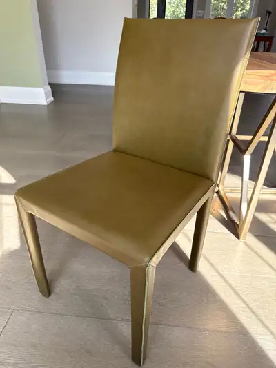 This Crate and Barrel Folio side chair features a sleek, modern design with a comfortable upholstere...