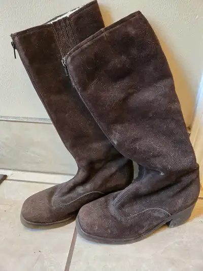 Women's Real Shearling Lined suede brown winter boots. Size 7, not a wide fit more on the narrow sid...