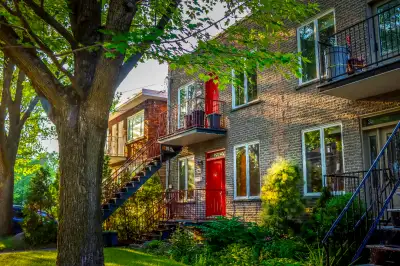 Disponible dès le 1er août. Une rareté à Montréal : un grand 9 pièces de 1800 pi² réparti sur deux é...
