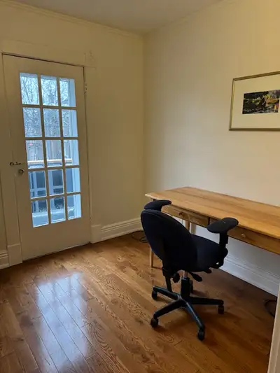 260 Stewart Street, Peterborough, ON, K9J3M9 3 bedroom, 1 bathroom beautiful apartment with parking....