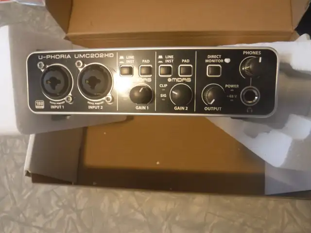 Behringer U-PHORIA UMC202HD USB AUDIO INTERFACE in Pro Audio & Recording Equipment in Hamilton - Image 3