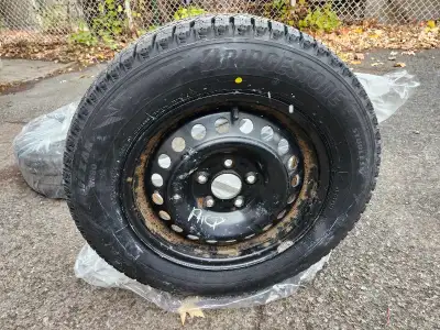 4 pneus Bridgestone Blizzak WS90 de dimension 195/65/r15 NEUF, AUCUN KILOMÈTRES sur les pneus. Les p...